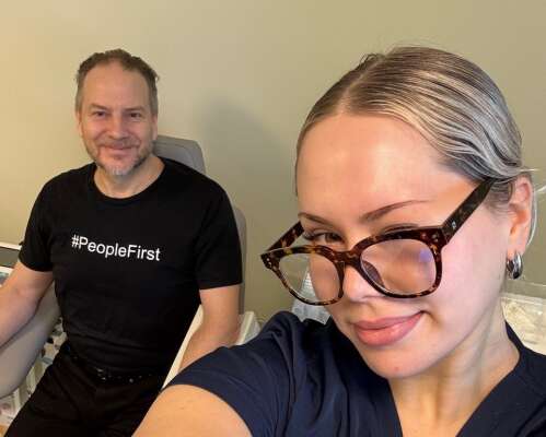 Manpoweri tegevjuht Heigo Kaldra imestas tütar Kristeli tööd jälgides, kui palju peavad pereõed päevaga tehtud saama.