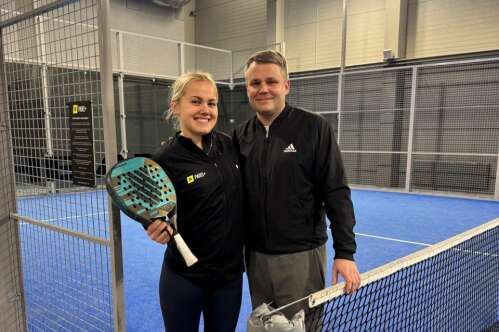 Personalilahenduste juht Ken tütar Nora treeneritööd vaatlemas.